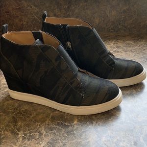 Linea Paolo “Felicia” Camo wedge sneaker